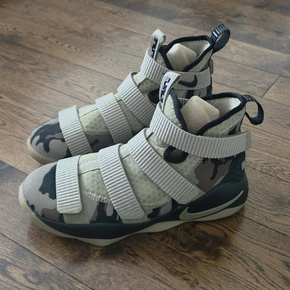Lebron Soldier XI (GS) Sneaker Size 5Y
